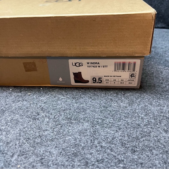 UGG Women's Indra waterproof wedge boot in the stout color and size 9.5 - Picture 5 of 10